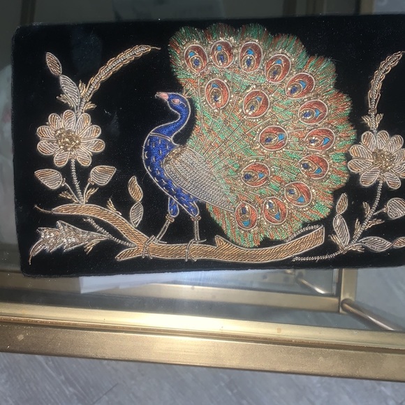 Vintage velvet Clutch w Embroidered Peacock. GORGEOUS & GLAMOROUS - Picture 2 of 10